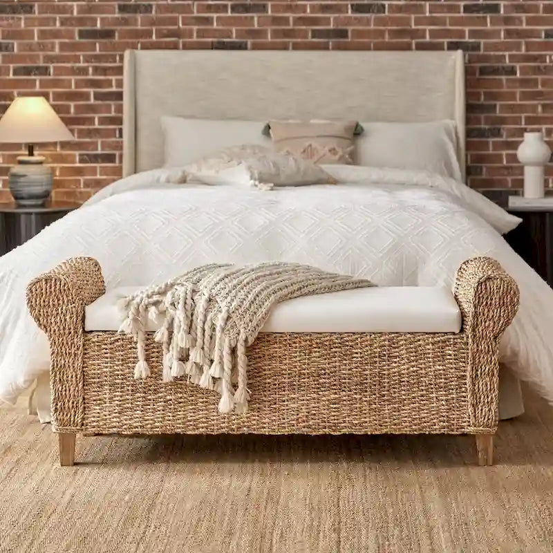 Banc de rangement en rotin style bohème et ferme avec motifs ajourés